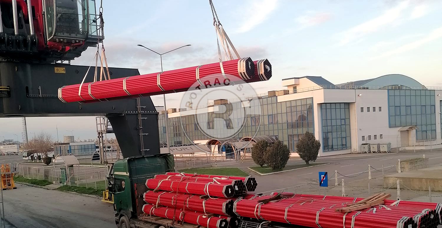 Pachete de țevi încărcate direct din navă în camion