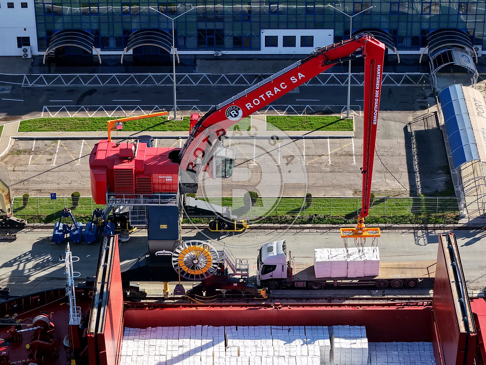 Celuloză descărcată direct din navă în camion cu Mantsinen 200 DES