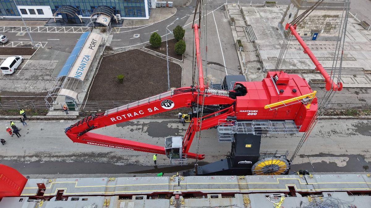 Macaraua electrică Mantsinen 200 DES la dana RO-RO 4, imaginea 1